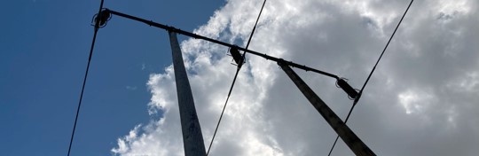 Kraftledning mot en blå himmel