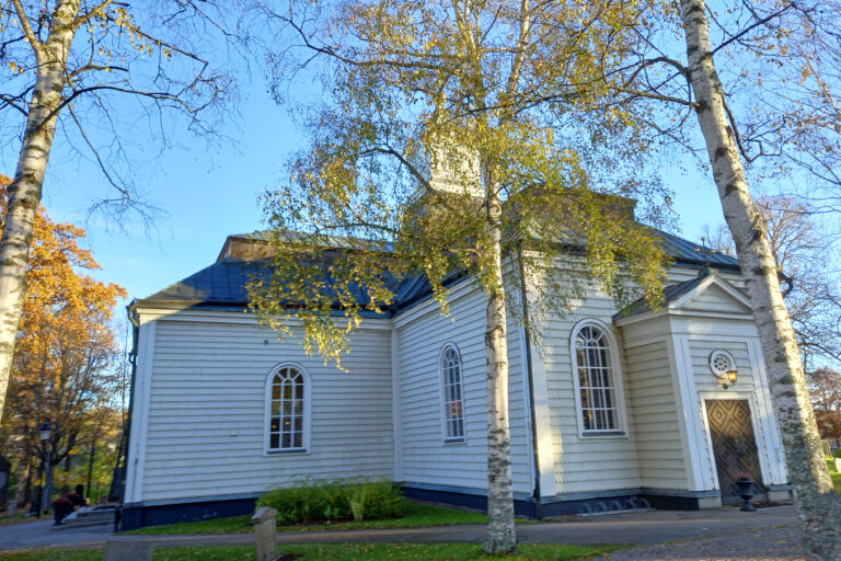 Vit kyrka i trä.