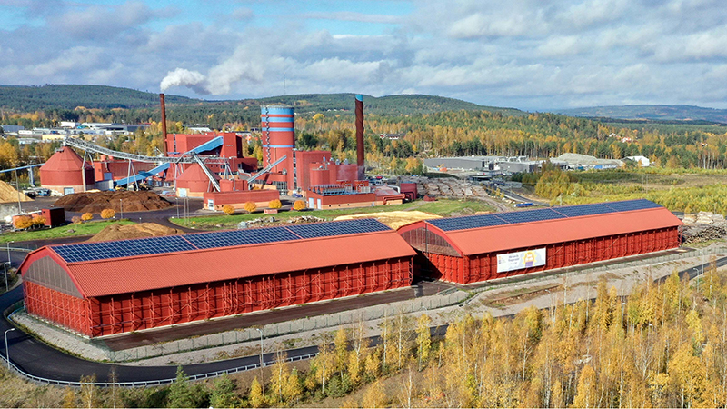 Solceller på taket till värmeverket vid gruvan i Falun.