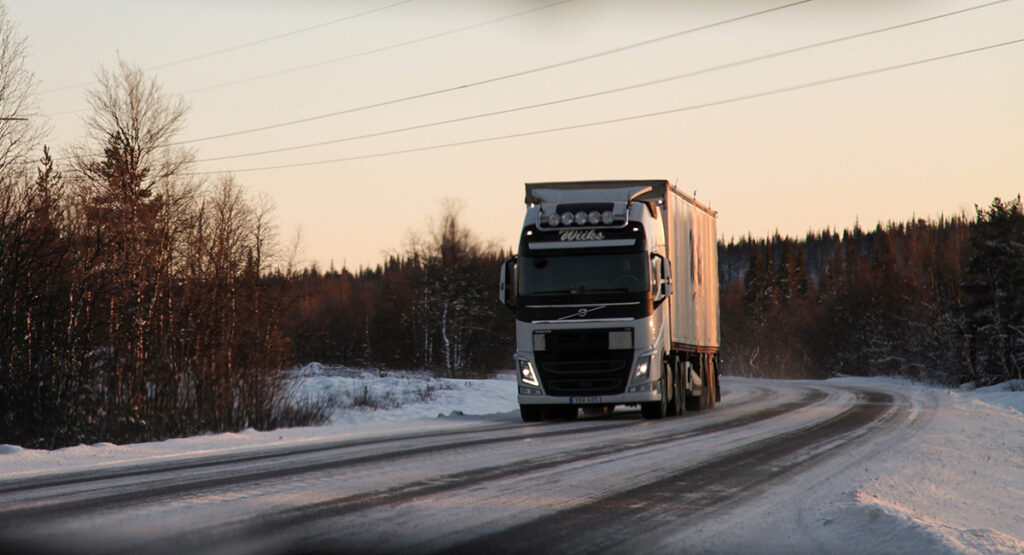 Lastbil på vinterväg. Foto.